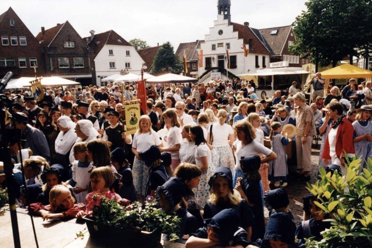 16. Juni 2002, 10 Jahre "De Dreihdanzers ut Lingen". Ein tolles Fest zum zehnten Geburtstag" lautet die Überschrift in der Lingener Tagespost.
